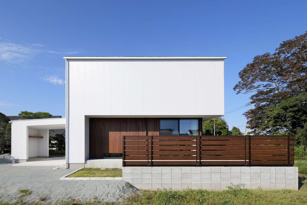 光庭とスカイデッキのある家