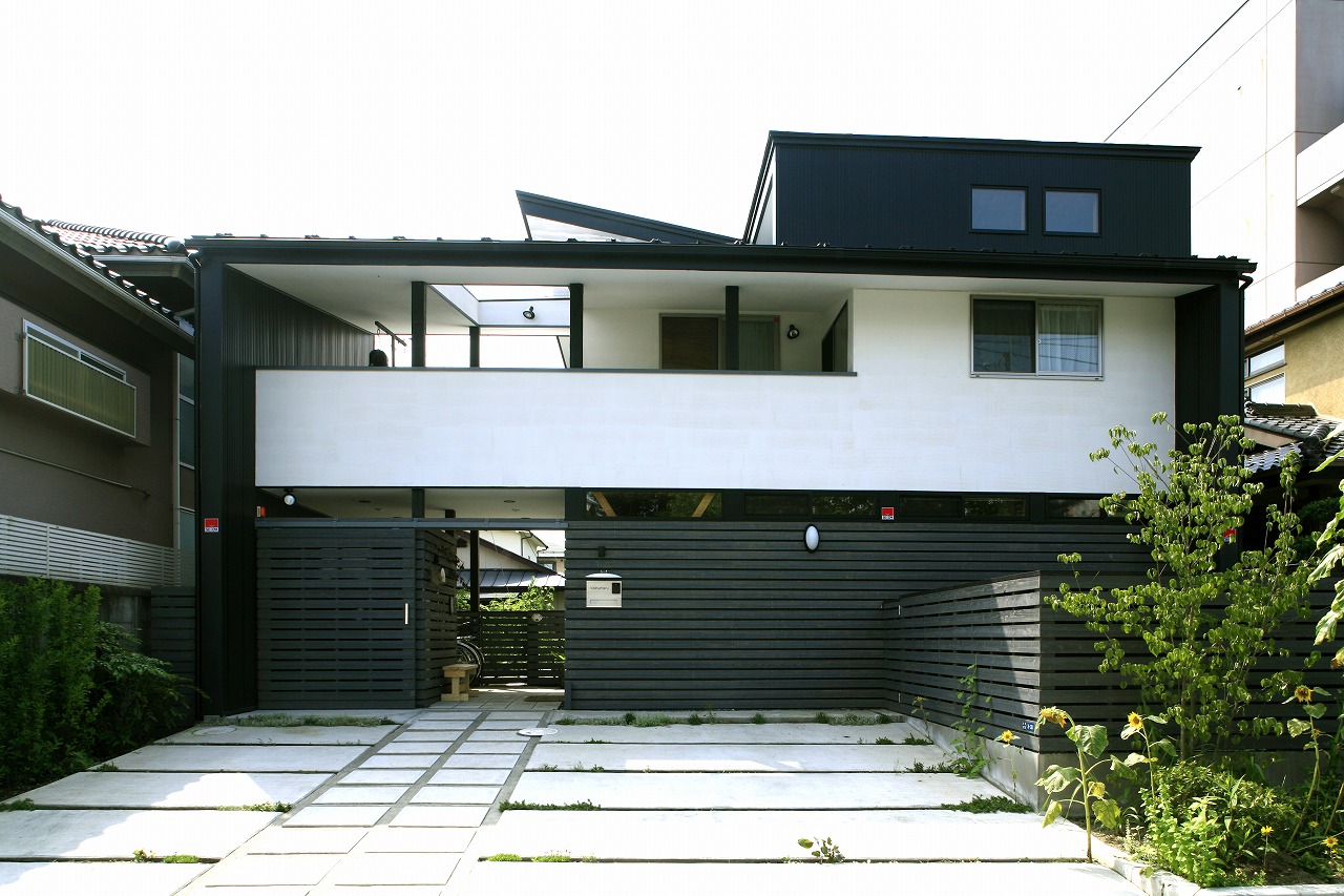 ポーチテラスのある家