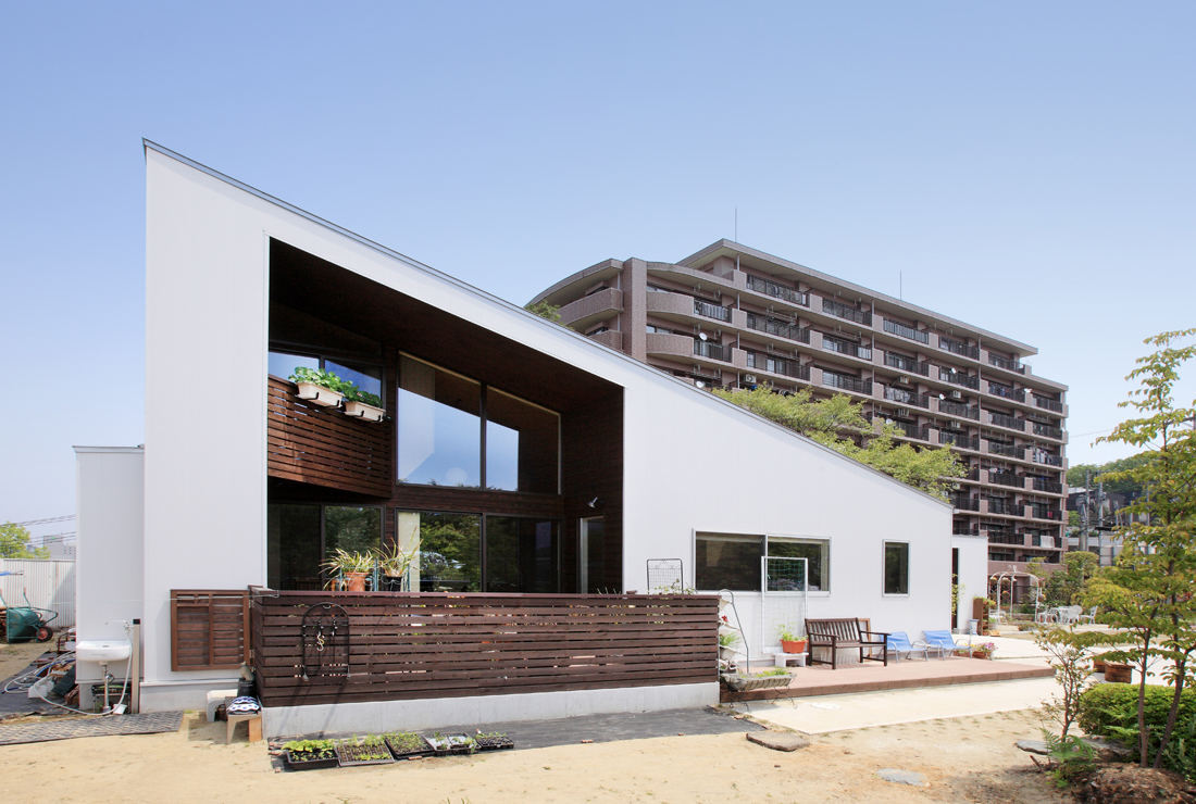 暖炉を囲んで暮らす家