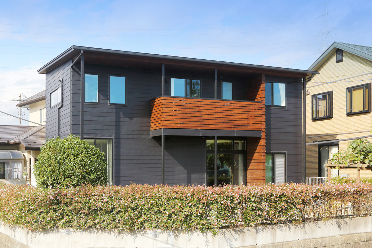 街へ広がる黒の家