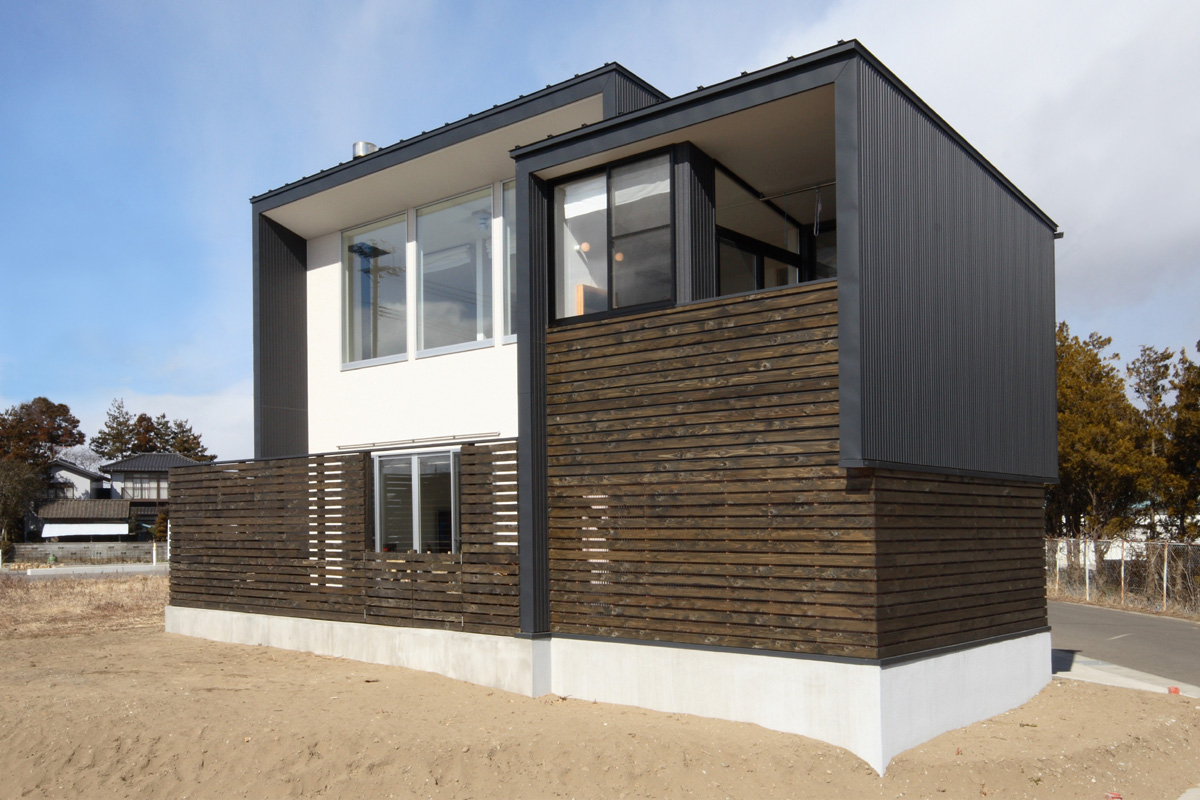 ミニガレージと暖炉のある家