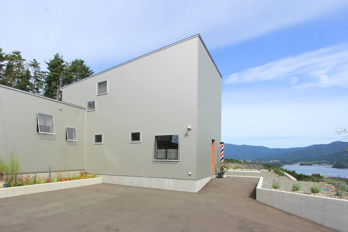 海を望む理髪店併用住宅