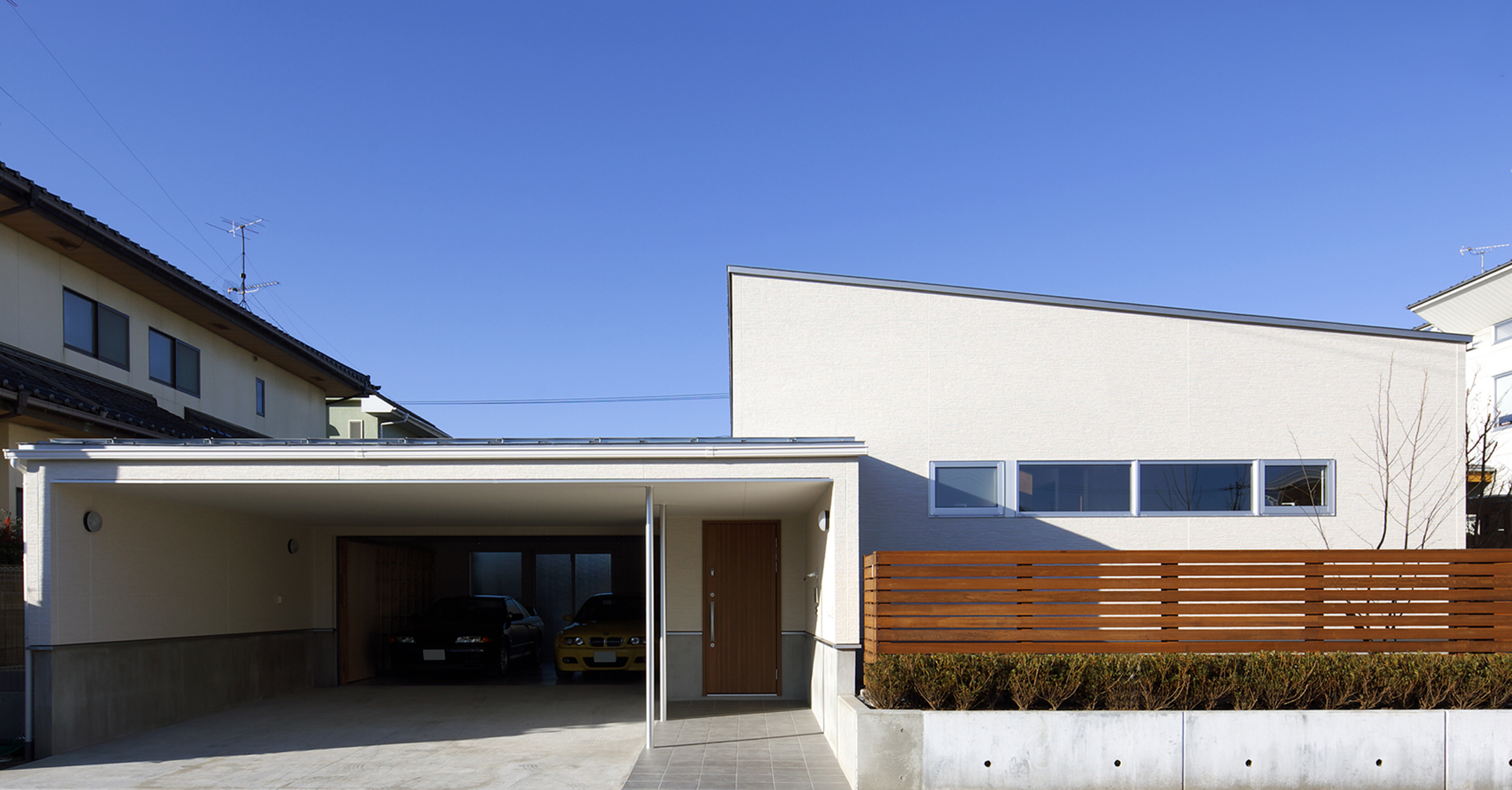 ダブルガレージの家