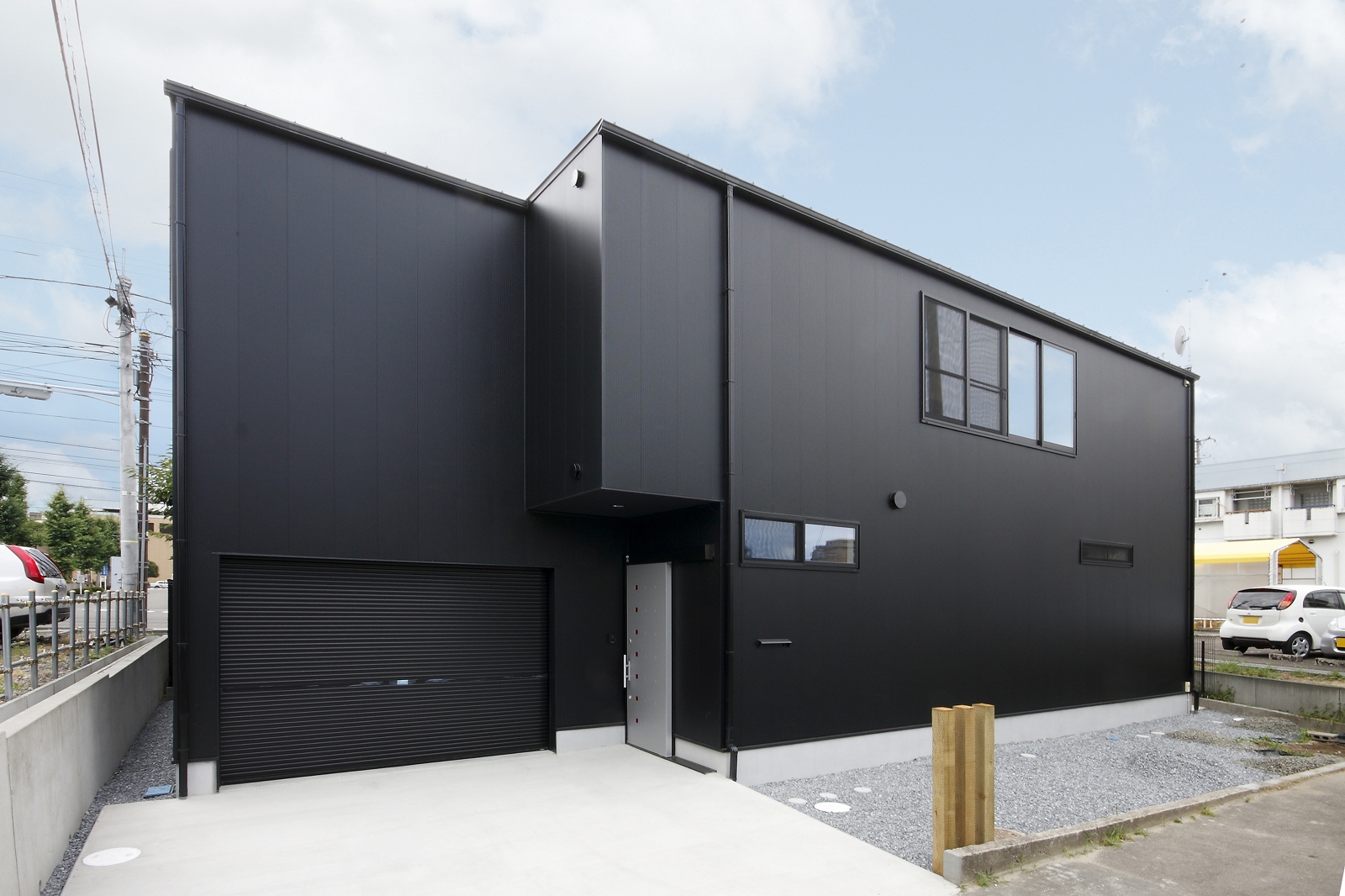 ガレージと通り土間のある家